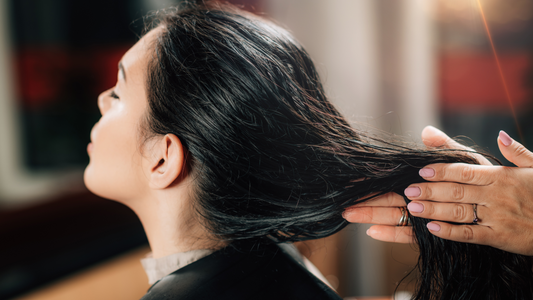 Huile de jojoba et cheveux : pourquoi l'utiliser ?