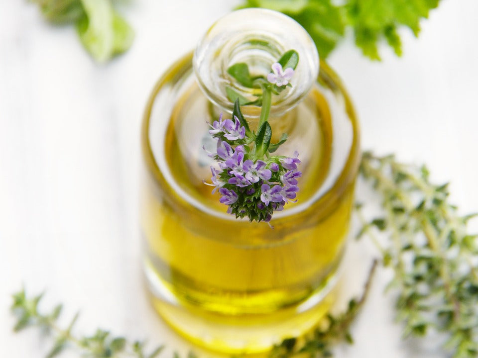 Quelle est la différence entre une huile végétale et un macérât huileux ?